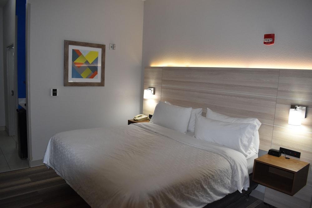 Holiday Inn Express Hotel & Suites Mcpherson By Ihg Ngoại thất bức ảnh