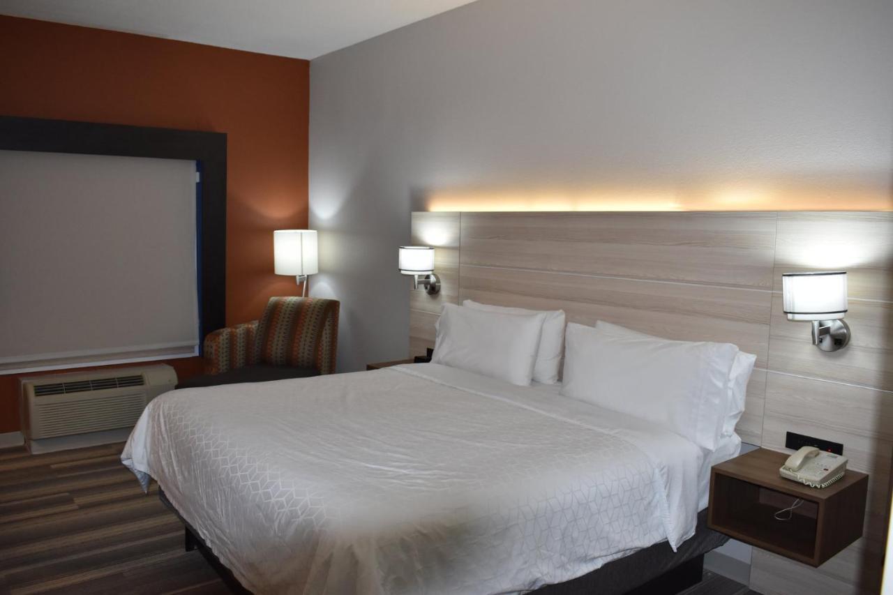 Holiday Inn Express Hotel & Suites Mcpherson By Ihg Ngoại thất bức ảnh