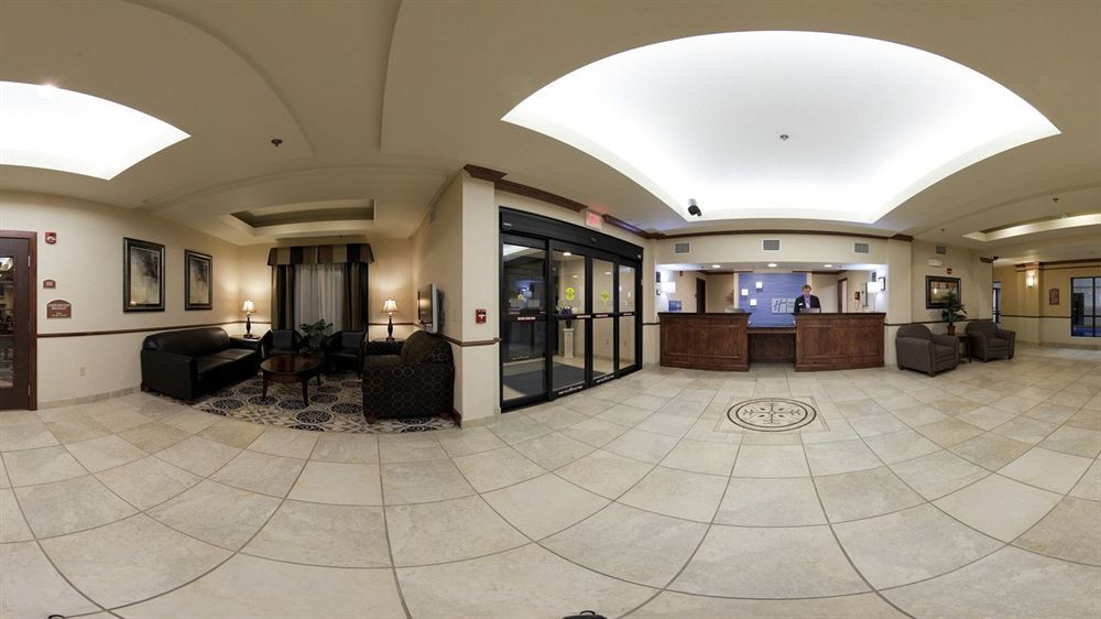 Holiday Inn Express Hotel & Suites Mcpherson By Ihg Ngoại thất bức ảnh
