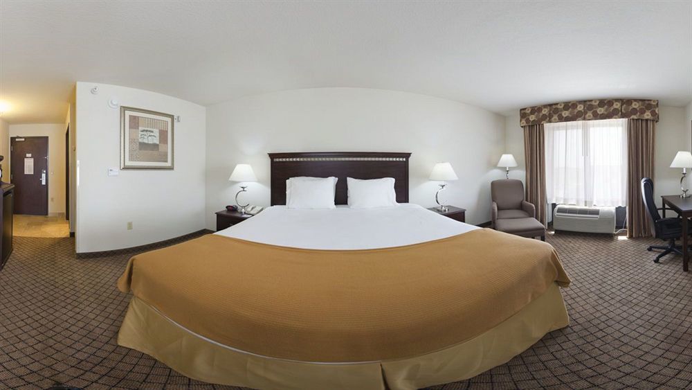 Holiday Inn Express Hotel & Suites Mcpherson By Ihg Ngoại thất bức ảnh