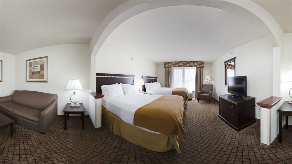 Holiday Inn Express Hotel & Suites Mcpherson By Ihg Ngoại thất bức ảnh