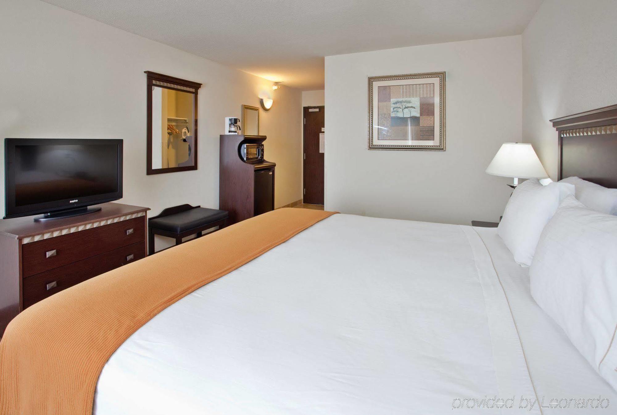 Holiday Inn Express Hotel & Suites Mcpherson By Ihg Ngoại thất bức ảnh