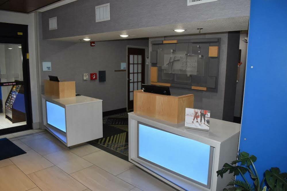 Holiday Inn Express Hotel & Suites Mcpherson By Ihg Ngoại thất bức ảnh
